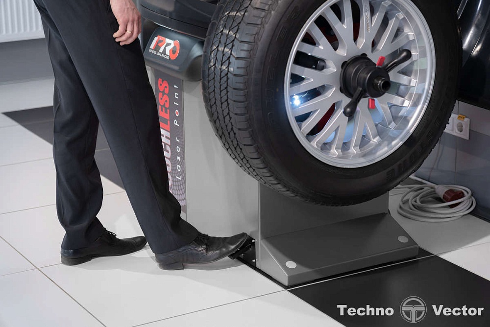 Стенд балансировочный модель iPRO BM7