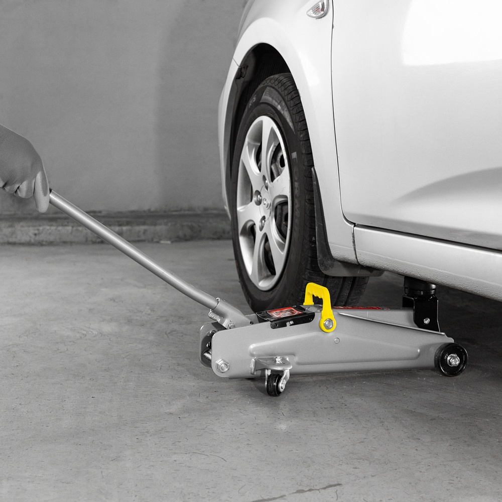 Домкрат гидравлический подкатной, 2 т, высота подъема 135-385 мм, в пластиковый кейсе Matrix 51028